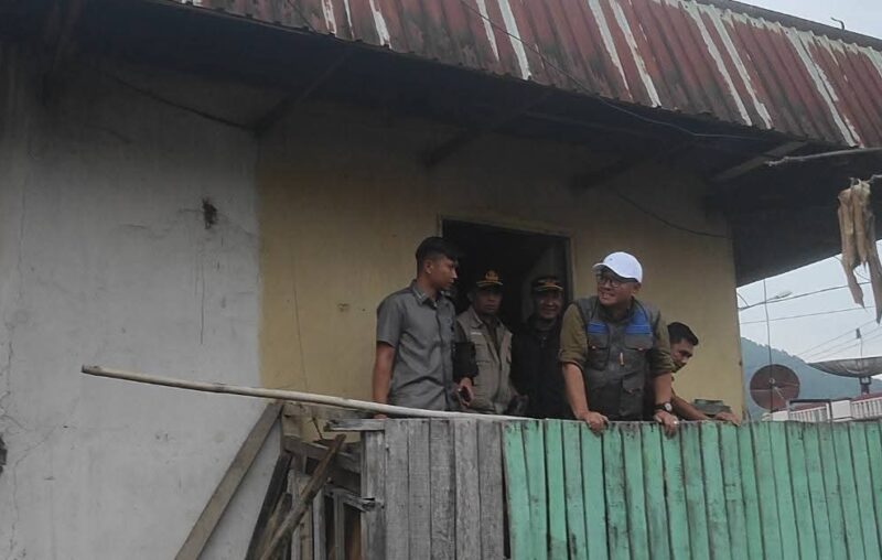 Walikota dan Wawako Sungai Penuh Bantu Korban Angin Puting Beliung (Foto: Humas)