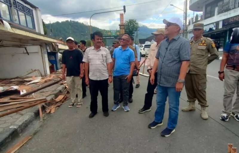 Walikota Alfin Tinjau Pembongkaran Pasar Beringin Jaya, Siap Dibangun Ulang Rp55 Miliar (Foto: Humas)