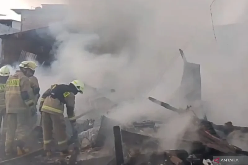 Kebakaran Lapak Barang Bekas di Duren Sawit, Kerugian Capai Rp80 Juta (Foto: Antara)