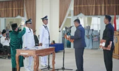 Monadi Lantik Dua Kades PAW, Tekankan Pelayanan Publik dan Kebersihan