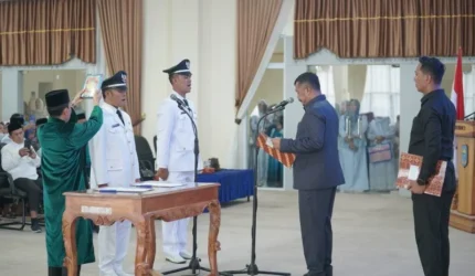 Bupati Monadi Lantik Dua Kades Penggati Antar Waktu