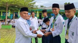 MTsN 1 Sungai Penuh Apresiasi 17 Siswa Berprestasi dengan Penghargaan