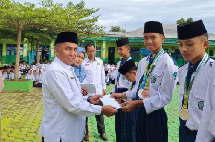 MTsN 1 Sungai Penuh Apresiasi 17 Siswa Berprestasi dengan Penghargaan