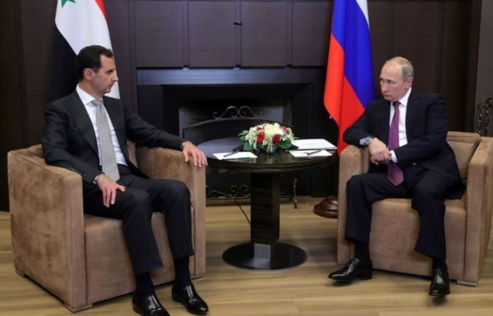 Presiden Suriah Bashar al-Assad bertemu dengan Presiden Rusia Vladimir Putin di kota Sochi, Senin (20/11/2017). (Foto: Mikhail KLIMENTYEV / SPUTNIK / AFP)