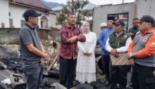 Bupati Monadi dan TP-PKK Serahkan Bantuan untuk Korban Kebakaran di Pendung Hilir