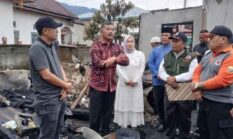 Bupati Monadi dan TP-PKK Serahkan Bantuan untuk Korban Kebakaran di Pendung Hilir