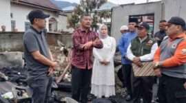 Bupati Monadi dan TP-PKK Serahkan Bantuan untuk Korban Kebakaran di Pendung Hilir