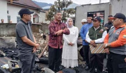 Bupati Monadi dan TP-PKK Serahkan Bantuan untuk Korban Kebakaran di Pendung Hilir