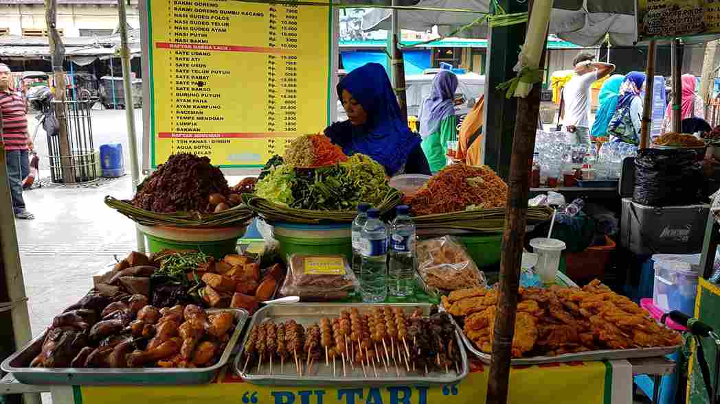 Jajanan pasar tradisional cenil dan klepon di Pasar Beringharjo Jogja