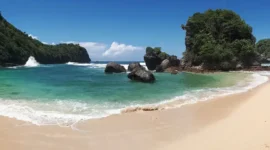 Pantai Licin, Malang (Foto: Traveloka)
