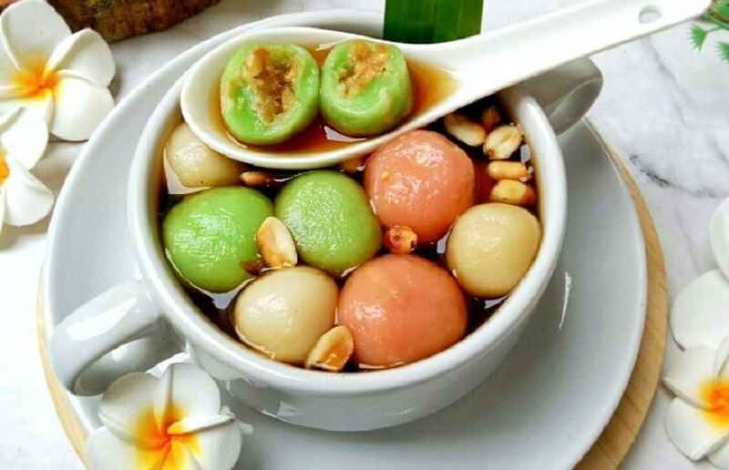 Wedang ronde hangat dengan bola ketan isi kacang
