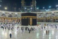 Jamaah dari berbagai negara melaksanakan tawaf mengelilingi Kakbah di Masjidil Haram, Makkah, Arab Saudi (Foto: dokumentasi Direktorat Jenderal Penyelenggaraan Haji dan Umrah)