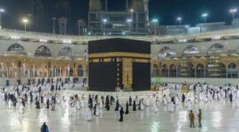Jamaah dari berbagai negara melaksanakan tawaf mengelilingi Kakbah di Masjidil Haram, Makkah, Arab Saudi (Foto: dokumentasi Direktorat Jenderal Penyelenggaraan Haji dan Umrah)