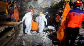 Sejumlah petugas SAR gabungan mengevakuasi jenazah di reruntuhan Mushala Ponpes Al Khoziny, Sidoarjo, Minggu (5/10/20205) dini hari (Foto: Basarnas)