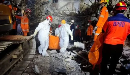 Sejumlah petugas SAR gabungan mengevakuasi jenazah di reruntuhan Mushala Ponpes Al Khoziny, Sidoarjo