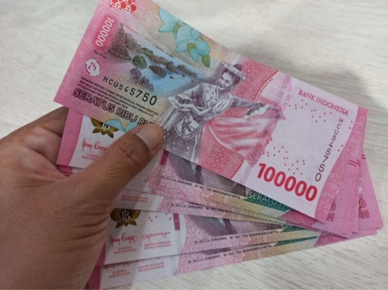 Lembaran uang rupiah nominal Rp100.000 bergambar tari tradisional (Foto: RRI/Magdalena Krisnawati)