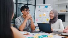 Ilustrasi, Sejumlah mahasiswa sedang melaksanakan program magang di sebuah perusahaan (Foto: Freepik)