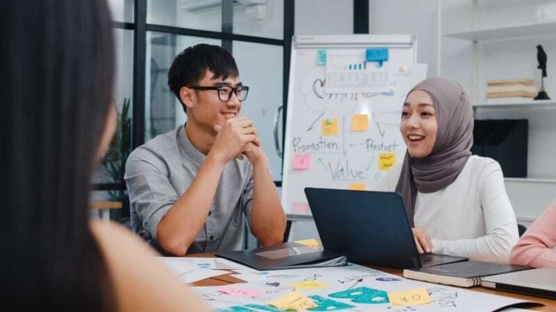 Ilustrasi, Sejumlah mahasiswa sedang melaksanakan program magang di sebuah perusahaan (Foto: Freepik)