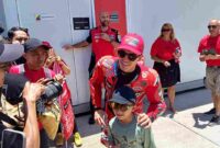 Seorang anak beruntung dapat foto bersama Marc Marquez di sirkuit MotoGP Mandalika 2025, Lombok Tengah, NTB, Jumat (3/10/2025) (Foto: RRI/Muh Halwi)
