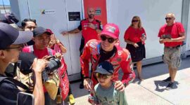 Seorang anak beruntung dapat foto bersama Marc Marquez di sirkuit MotoGP Mandalika 2025, Lombok Tengah, NTB, Jumat (3/10/2025) (Foto: RRI/Muh Halwi)