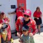Seorang anak beruntung dapat foto bersama Marc Marquez di sirkuit MotoGP Mandalika 2025, Lombok Tengah, NTB, Jumat (3/10/2025) (Foto: RRI/Muh Halwi)