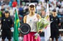 Janice Tjen memegang trofi dan bunga usai menjadi runner up di Sao Paulo Open 2025 (Foto: Ig @janicetjen)