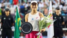 Janice Tjen memegang trofi dan bunga usai menjadi runner up di Sao Paulo Open 2025 (Foto: Ig @janicetjen)
