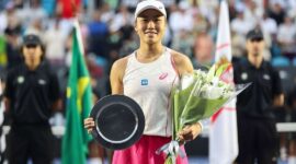 Janice Tjen memegang trofi dan bunga usai menjadi runner up di Sao Paulo Open 2025 (Foto: Ig @janicetjen)