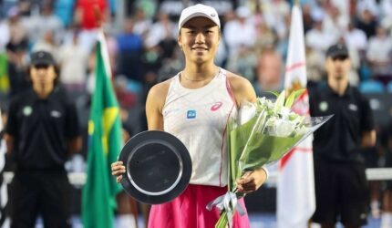 Janice Tjen memegang trofi dan bunga usai menjadi runner up di Sao Paulo Open 2025