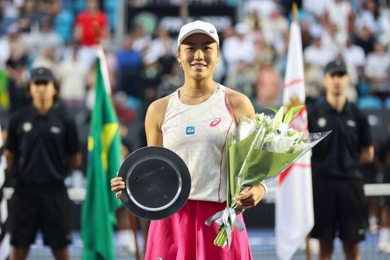Janice Tjen memegang trofi dan bunga usai menjadi runner up di Sao Paulo Open 2025 (Foto: Ig @janicetjen)