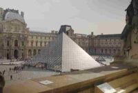 Foto Museum Louvre, salah satu museum seni terbesar yang paling banyak dikunjungi dan sebuah monumen bersejarah di Perancis (Foto: Tangkapan layar YouTube/Artrageous with Nate)
