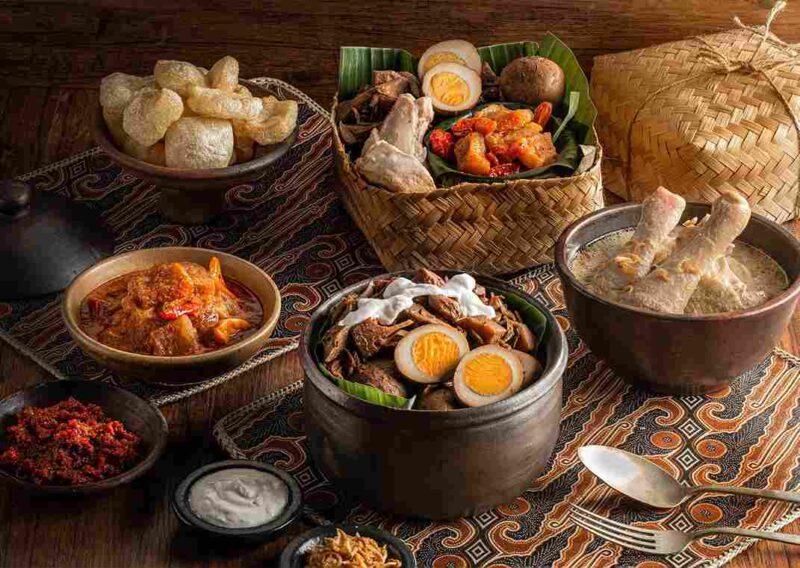 Kuliner Jalanan Terpopuler di Yogyakarta yang Wajib Dicoba Wisatawan  (Foto: indonesiakaya)