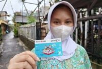 Seorang siswa sekolah sedang memegang Kartu Jakarta Pintar (KJP) Try Out (Foto: Dokumentasi/Pemprov DKI Jakarta)