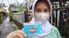 Seorang siswa sekolah sedang memegang Kartu Jakarta Pintar (KJP) Try Out (Foto: Dokumentasi/Pemprov DKI Jakarta)