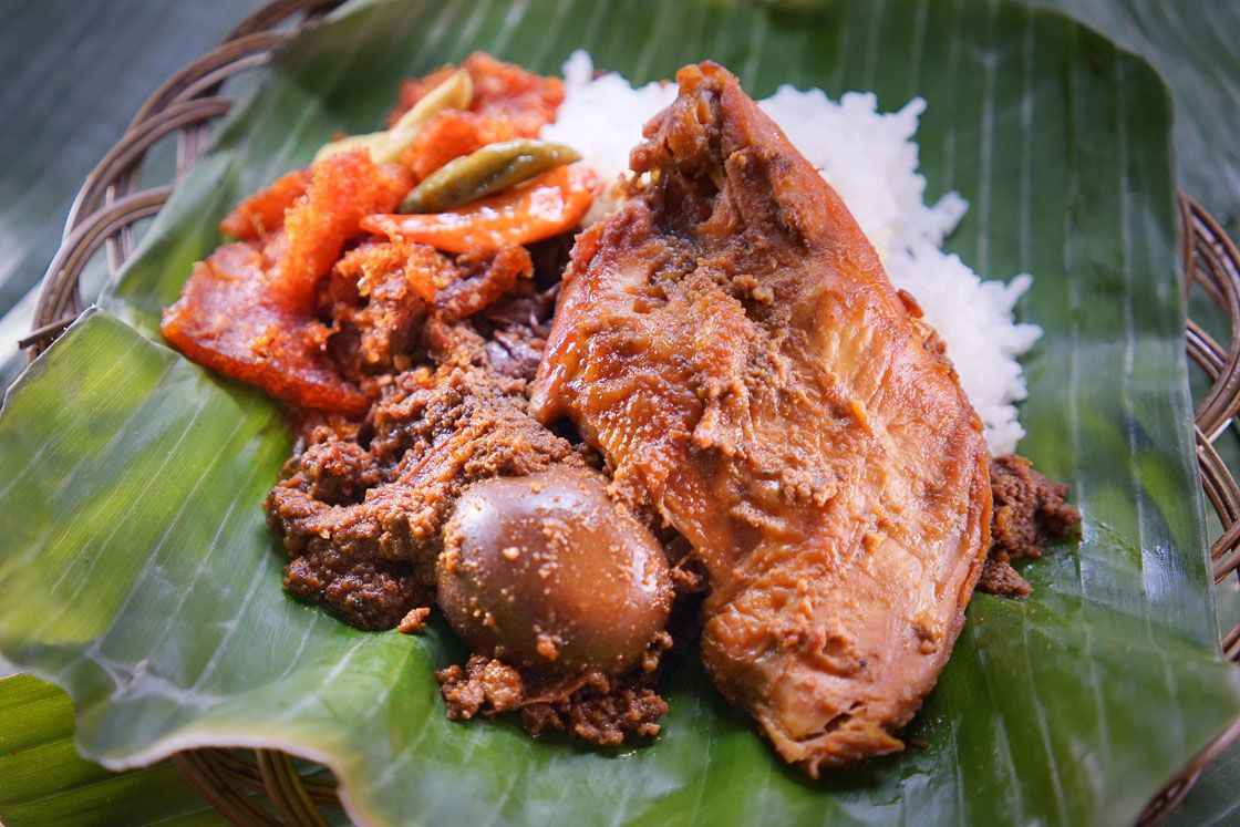 Seporsi gudeg lengkap dengan ayam, telur, dan krecek khas Jogja