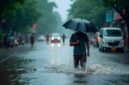Ilustrasi orang berjalan di tengah banjir (Foto: Freepik)