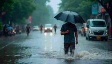 Ilustrasi orang berjalan di tengah banjir (Foto: Freepik)