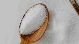 Ilustrasi butiran garam halus yang memiliki kandungan yodium penting untuk menjaga fungsi tiroid dan mencegah gangguan kesehatan (Foto: Pexel)