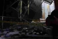 Bangunan milik Nucleus Farma yang bergerak dibidang farmasi porak poranda pasca meledak, Rabu (8/10/2025) malam. (Foto:RRI/Saadatuddaraen)