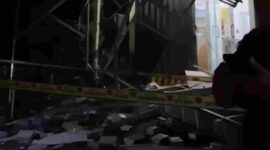 Bangunan milik Nucleus Farma yang bergerak dibidang farmasi porak poranda pasca meledak, Rabu (8/10/2025) malam. (Foto:RRI/Saadatuddaraen)