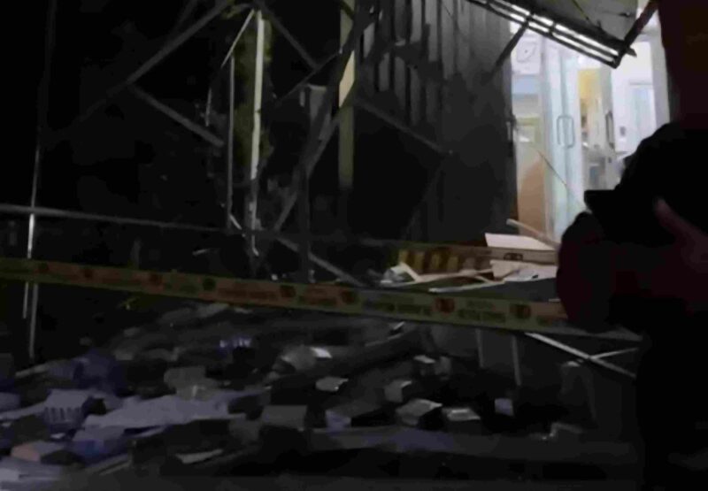 Bangunan milik Nucleus Farma yang bergerak dibidang farmasi porak poranda pasca meledak, Rabu (8/10/2025) malam. (Foto:RRI/Saadatuddaraen)