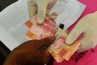 Petugas sedang menyerahkan uang tunai Bantuan Langsung Tunai Kesejahteraan Rakyat (BLT Kesra) kepada penerima manfaat di salah satu lokasi penyaluran (Foto: Dokumentasi/BPK RI Provinsi Aceh