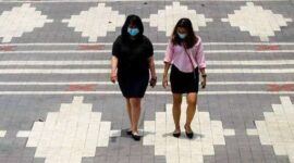 Dua orang wanita sedang berjalan saat Hari Tanpa Bayangan (Foto: Freepik)