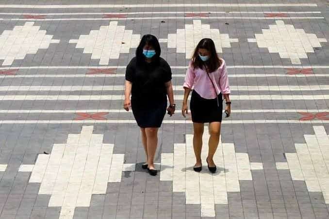 Dua orang wanita sedang berjalan saat Hari Tanpa Bayangan (Foto: Freepik)