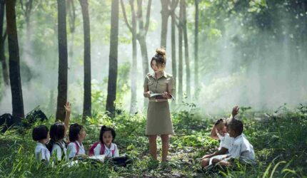 Ilustrasi seorang guru yang sedang memberikan pembelajaran pada muridnya