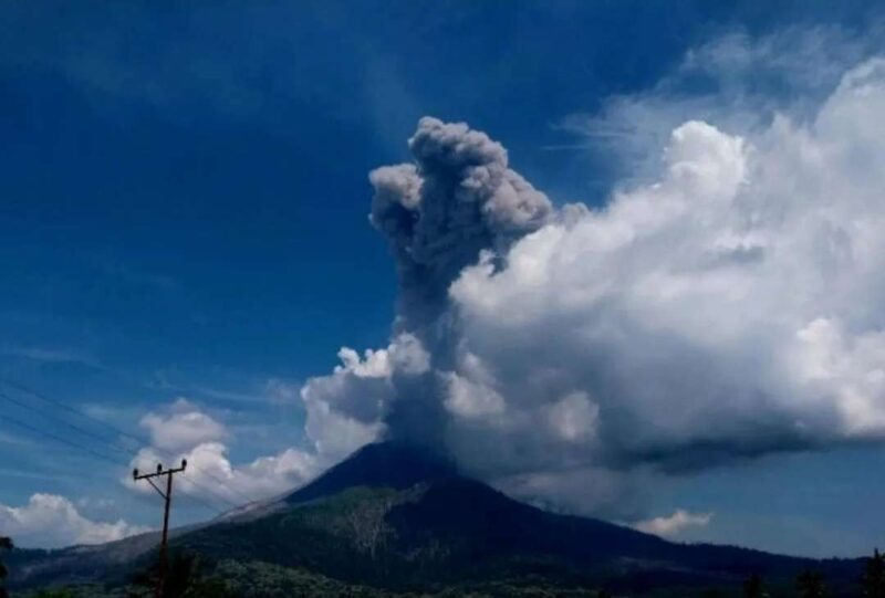Gunung Lewotobi Laki-Laki Erupsi, Kolom Abu Capai 3.000 Meter (Foto: PVMBG)