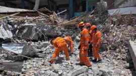 Tim SAR gabungan saat melakukan proses evakuasi korban dan pemindahan material runtuhnya bangunan Pondok Pesantren Al-Khoziny di Kabupaten Sidoarjo, Jawa Timur, Senin (6/10/2025) (Foto: RRI/Januar)
