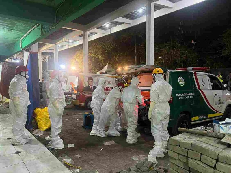Petugas gabungan melakukan evakuasi korban reruntuhan gedung musala pondok pesantren Al Khoziny, Buduran, Kabupaten Sidoarjo, Jawa Timur. (Foto: BNPB)