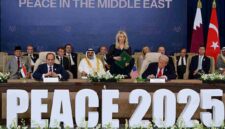 Presiden Prabowo Subianto (berkas abu-abu) menyaksikan proses penandatanganan Perjanjian Perdamaian dan Penghentian Perang di Gaza oleh Presiden AS donald Trump dan Presiden Republik Turkiye Recep Teyyep Erdogan, serta Presiden Republik Arab Mesir Abdel Fatah El-Sisi, pada Senin (13/10/2025). (Foto: Biro Pers Setpres)