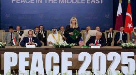 Presiden Prabowo Subianto (berkas abu-abu) menyaksikan proses penandatanganan Perjanjian Perdamaian dan Penghentian Perang di Gaza oleh Presiden AS donald Trump dan Presiden Republik Turkiye Recep Teyyep Erdogan, serta Presiden Republik Arab Mesir Abdel Fatah El-Sisi, pada Senin (13/10/2025). (Foto: Biro Pers Setpres)